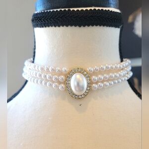 💥FREE with 3/$30 BUNDLE💥 Elegant Pearl Choker Necklace with Gold Accent